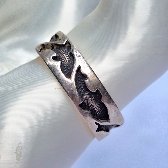 Silver Fish Design Bracelet - Picture 1 of 3